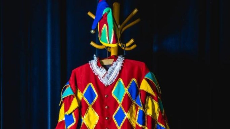 Foto: Tradiční vysokomýtský kostým Kašpárka je specifický svou barevností. Je symbolem divadelního života ve městě. Foto Petra Šplíchalová, zdroj Město Vysoké Mýto