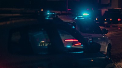 Opil&iacute; muži se rvali před nočn&iacute;m podnikem za přihl&iacute;žen&iacute; dal&scaron;&iacute;ch osob