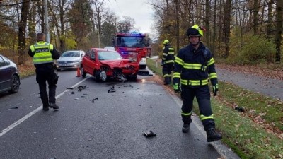 Nehoda na silnici z Pardubic na Lázně Bohdaneč komplikuje dopravu