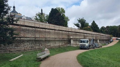 Pokračují opravy omítky hradební zdi u pardubického zámku