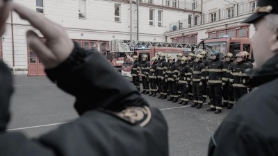 Hasiči uctí oběti čtvrtečního útoku v Praze, v den státního smutku v poledne vyjedou s technikou před své stanice