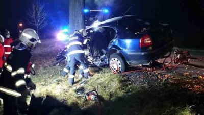 Vážná nehoda u Svitav. Auto vylétlo ze silnice a prudký náraz do stromu připravil řidiče o život
