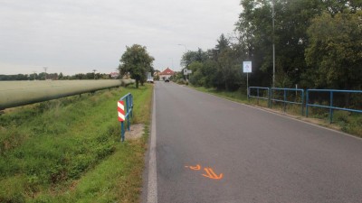 Auto smetlo chodkyni na krajnici silnice mezi obcemi Nemošice a Ostřešany, viníka hledá policie
