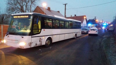 V mrazivém ránu se střetl u Slatiňan autobus s osobním vozem, na místě byli čtyři zranění