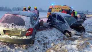 Na silnicích to klouže, od včerejšího podvečera došlo k několika dopravním nehodám, bouralo se i ve čtrvtek ráno