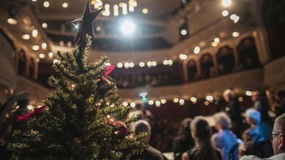 Na &Scaron;tědr&yacute; den a na Silvestra do divadla, o adventu Lionsk&yacute; punč i vystoupen&iacute; herců na v&aacute;nočn&iacute;ch trz&iacute;ch