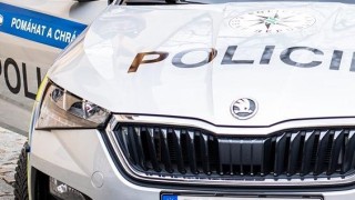 V ulici Štrossova se střetla dvě osobní auta