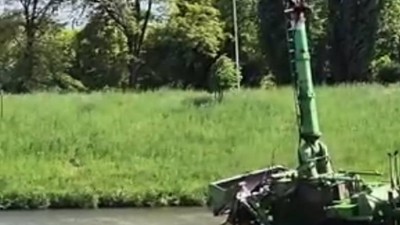 V&nbsp;Pardubic&iacute;ch je k&nbsp;viděn&iacute; speci&aacute;ln&iacute; buldozer. Um&iacute; čistit koryta řek i několik metrů pod hladinou