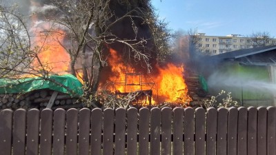 Pož&aacute;r sklen&iacute;ku se roz&scaron;&iacute;řil na osobn&iacute; automobil a přilehl&eacute; okol&iacute;