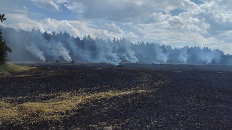 Lis na balíky způsobil požár na čtyřech hektarech půdy, foto zdroj ZS Pardubický kraj