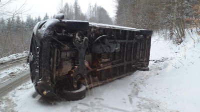 OBRAZEM: Hasiči vyjížděli k nehodám na sněhu i hořícím komínům