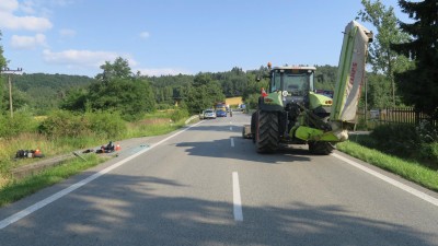Policie hledá svědky srážky motorkáře s traktorem u Třebovic