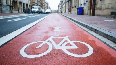 Budoucnost pruhů pro cyklisty na 17. listopadu řeší Pardubický kraj i město