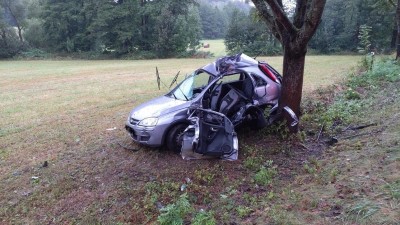 Řidič nezvládl vozidlo a svou jízdu skončil ve stromě