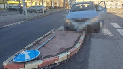 Řidiče oslnilo slunce, narazil do ostrůvku. Vezl přitom syna v bolestech do nemocnice