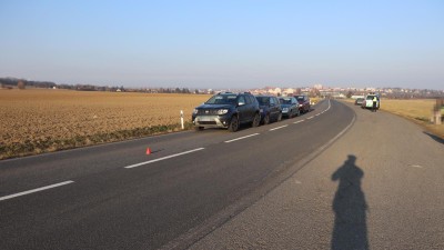 Policie hledá svědky nehody čtyř aut na silnici ze Sobětuch na Chrudim