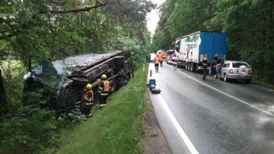 Kamion se převrátil do příkopu, poničil i další náklaďák a osobní auto