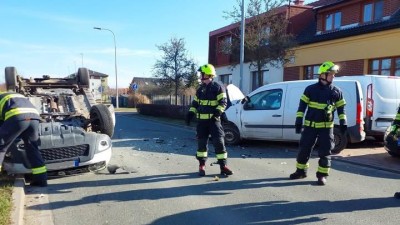 Po sr&aacute;žce s druh&yacute;m vozem skončilo auto na stře&scaron;e. Dvě osoby skončily v nemocnici