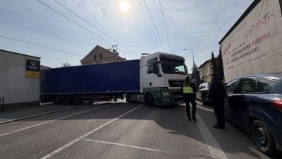 Kamioň&aacute;k sv&yacute;mi man&eacute;vry zastavil dopravu u podjezdu na tř&iacute;dě 17. listopadu v obou směrech