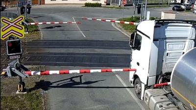Sv&iacute;tila červen&aacute; a řidič s kamionem vjel na železničn&iacute; přejezd. Za několik vteřin m&iacute;stem projely dva vlaky