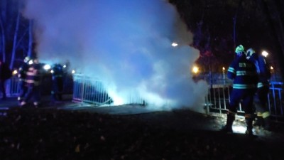 Nebezpečná situace pro hasiče, museli kvůli požáru kolektorů pod zem