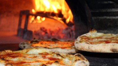 Tady si dnes pizzu nedáte, v pizzerii se vznítil olej na pánvi a způsobil požár