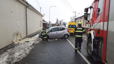 Řidič i spolujezdec se zranili po nárazu auta do zdi domu v Ronově nad Doubravou