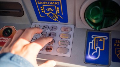 Při výběru z bankomatu si všimla zapomenutých peněz, za chvíli si na ně vzpomněl i jejich majitel