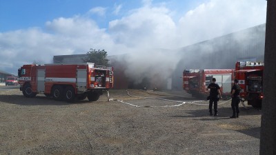 Sedm hasičských vozů krotilo plameny v hale, kde hořel jeden ze strojů