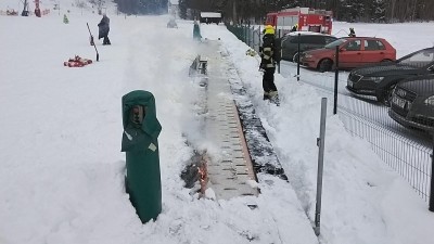 Pohyblivý pás pro nejmenší lyžaře se vzňal, obsluze nestačilo ani sedm hasicích přístrojů k uhašení požáru, povolala hasiče