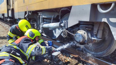 Z vlaku za jízdy šlehaly plameny, cestujícím nouzove zastavil v Dlouhé Třebové