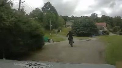 VIDEO: Pod vlivem drog usedl bez řidičáku na motorku bez přidělené registrační značky a VIN kódu. Bude ho to stát hodně