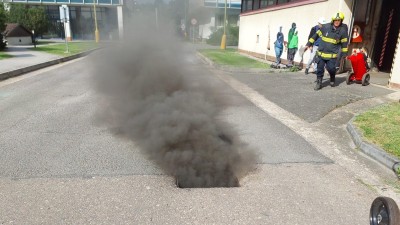 Z poklopů kanálů se valil kouř, v elektrárně hořely kabely