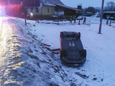 Na silnicích může být ledovka. Hasiči zasahují u dopravních nehod