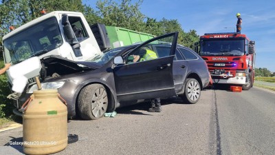 Ke střetu n&aacute;kladn&iacute;ho a osobn&iacute;ho vozidla do&scaron;lo v ulici Pardubičky. Do&scaron;lo ke zraněn&iacute; jedn&eacute; osoby