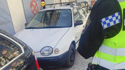 Dělníka ve výměníku uvěznilo zaparkované auto, práce se mu tak nechtěně protáhla