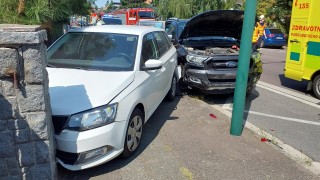 Řidič měl v autě zdravotní potíže, s vozem narazil do tří zaparkovaných aut, poškodil i plot