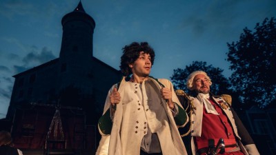 Čtyři zaj&iacute;mav&eacute; tituly chyst&aacute; V&yacute;chodočesk&eacute; divadlo Pardubice pro letn&iacute; sc&eacute;nu na Kunětick&eacute; hoře