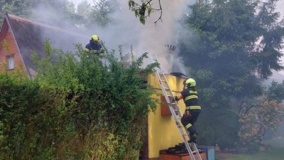 Vznícené saze v komíně způsobily požár chatky v Lipolticích – Sovoluské Lhotě