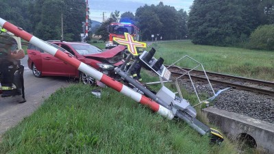 Auto ve šraňkách, tři vozy v sobě, i střet s motorkou. Celkem ke čtyřem dopravním nehodám došlo v sobotu v Pardubickém kraji