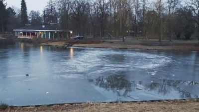 Do Matičního jezera se propadl 14letý bruslař. Led je příliš slabý