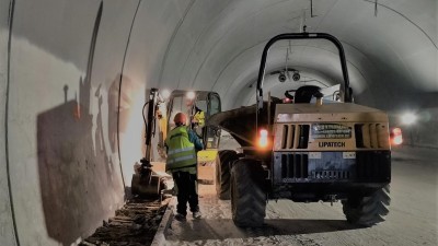 OBRAZEM: Velká oprava tunelu přijde na sto milionů, pro řidiče je zcela uzavřený