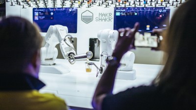 Dočkáme se v budoucnosti robotických barmanů? V Miláně už míchal drinky Android Toni