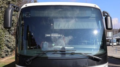 Opil&aacute; žena v autobuse nad&aacute;vala řidiči, než přijeli str&aacute;žn&iacute;ci, usnula. Po probuzen&iacute; se pustila i do nich