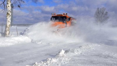 Perný víkend plný sněhu zažili především řidiči na silnicích