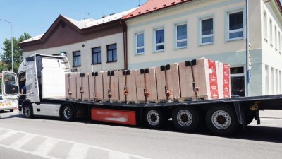 Kamion se v Holicích zlomil pod váhou nákladu