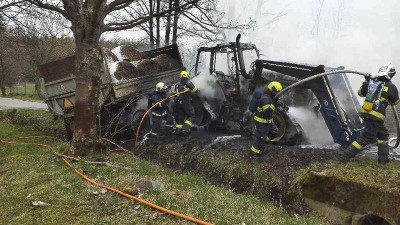 Plameny zničily nejen traktor, ale i silnici