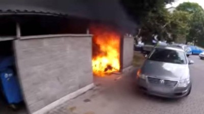 V Polabinách hořely kontejnery, oheň poškodil i vedle stojící auto, podívejte se na zásah hasičů ve videu