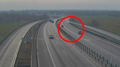 VIDEO: Osobn&iacute; auto si to svi&scaron;tělo na d&aacute;lnici D35 v protisměru