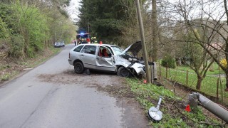 Opilý řidič skončil na louce, bez zranění, další takové štěstí neměl, narazil s autem do stromu a dvou sloupů